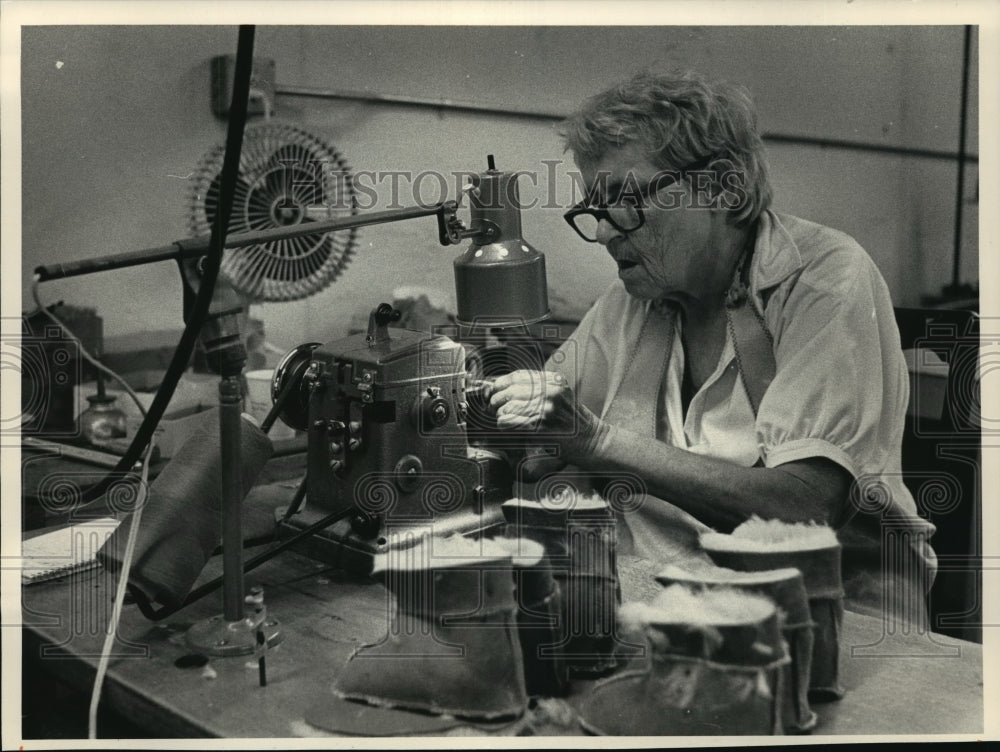 1988 Press Photo Agnes Koller sewer at Ardney&#39;s General Manufacturing area - Historic Images