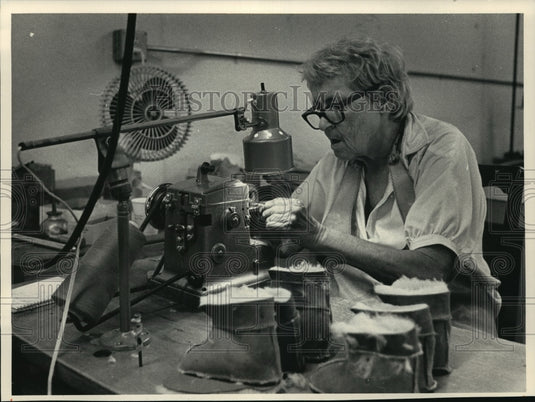 1988 Press Photo Agnes Koller sewer at Ardney's General Manufacturing area - Historic Images