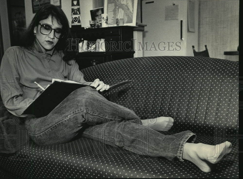 1985 Press Photo Hispanic poet Tess Arena at work in her Waukesha home - Historic Images