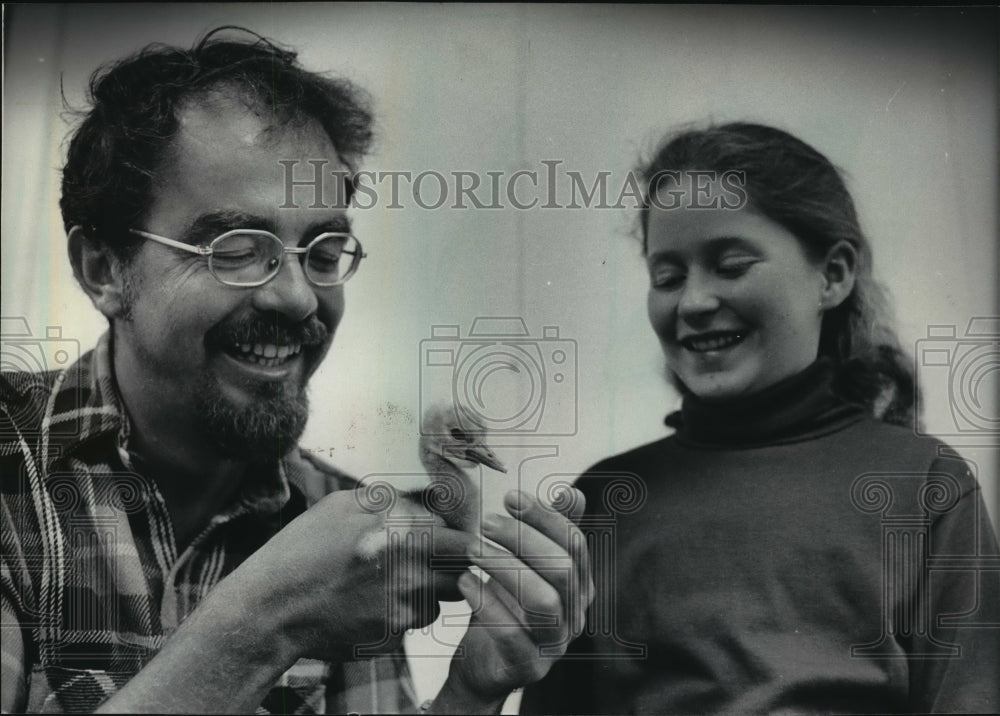 1984 Press Photo Geore Archibald holds Australian crane chick - mja20204 - Historic Images