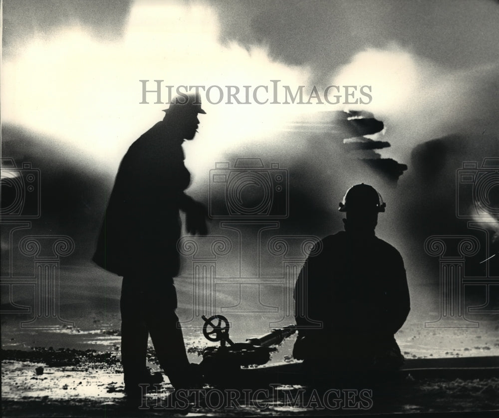 1987 Press Photo Two firefighters prepared to use deluge gun to deliver water - Historic Images