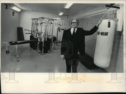 1983 Press Photo Michael D. Giese Conducting tour of gym at Waukesha Jail - Historic Images
