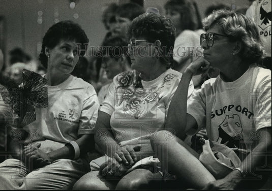 1991 Press Photo Rally by police wives at American Serb Memorial Hall - Historic Images