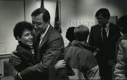1989 Press Photo Philip Arreola hugged his wife sworn in Milwaukee Police Chief - Historic Images