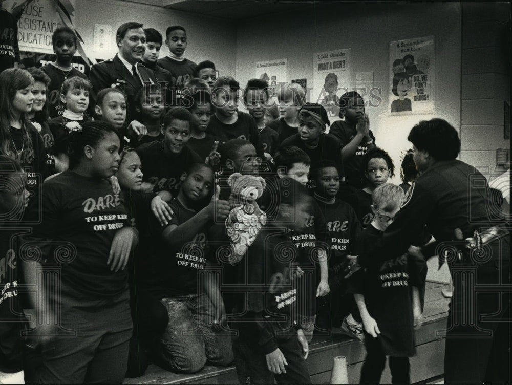 1992 Press Photo Milwaukee Police Chief Philip Arreola w/ DARE participants - Historic Images