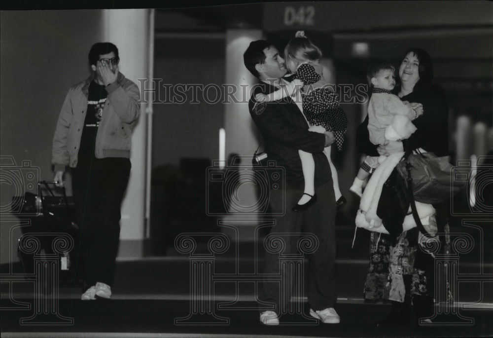 1993 Press Photo Kathleen Barca with husband Peter & children - mja20468 - Historic Images