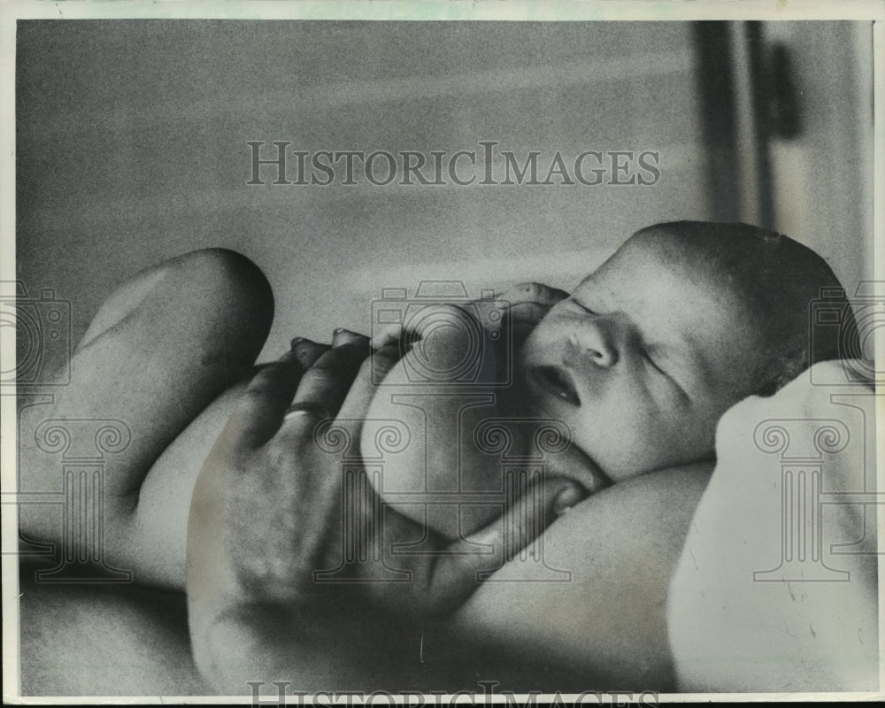 1986 Press Photo Baby boy laying in her mother&#39;s tummy - mja20477 - Historic Images