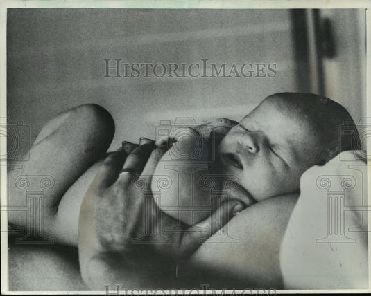 1986 Press Photo Baby boy laying in her mother's tummy - mja20477 - Historic Images