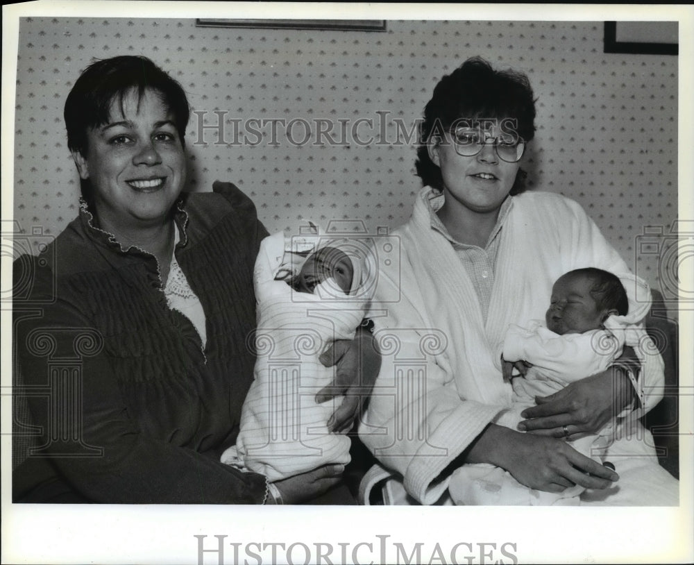 1994 Press Photo Maureen Denny holds new born son Andrew Akbar Zerehi - Historic Images