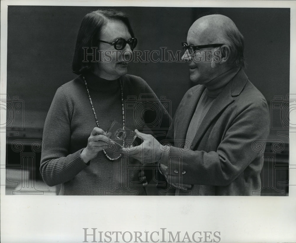 1977 Press Photo Alicia Armstrong receives medal, The Milwaukee Journal employee - Historic Images