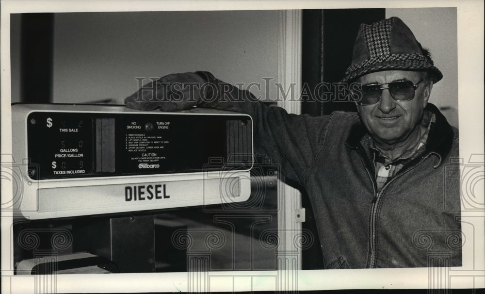 1987 Press Photo Howard Arndt paused near a diesel pump at the truck stop - Historic Images