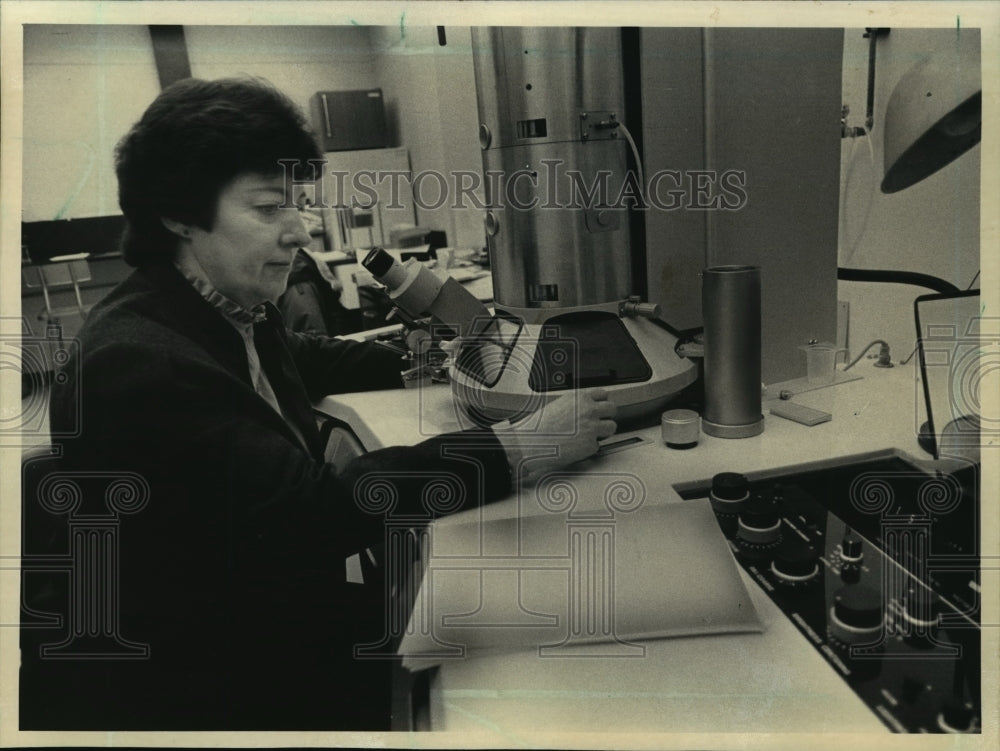 1984 Press Photo Joan Arnoldi, State Veterinarian, examining livestock blood - Historic Images