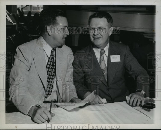 1946 Press Photo Waldo Arnold, Chairman Milwaukee Journal at Editors' Meeting - Historic Images