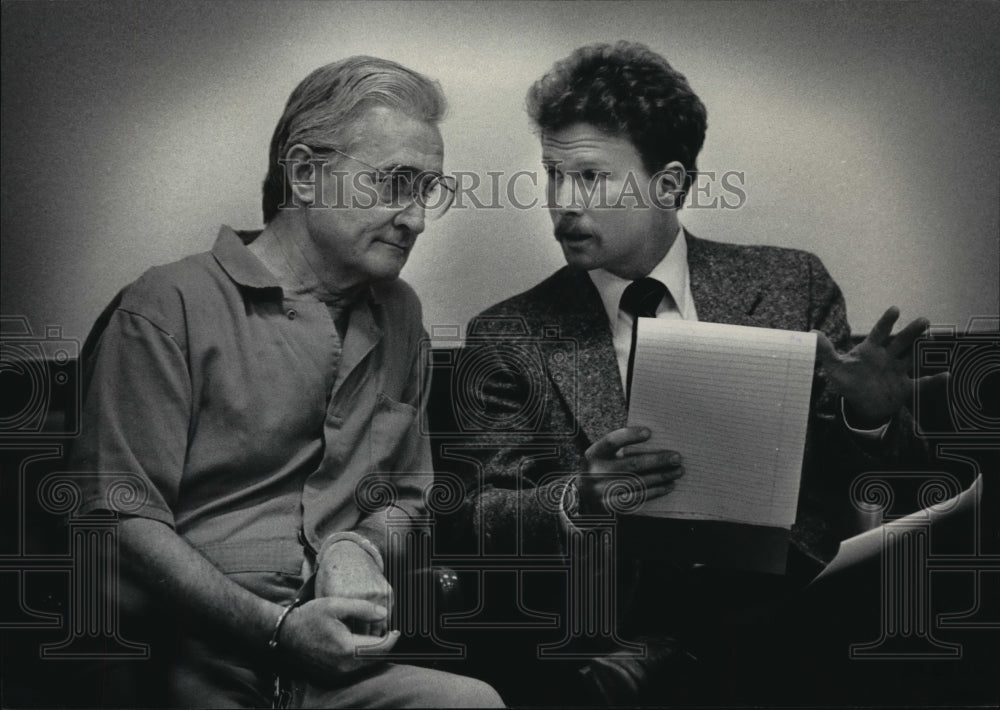 1984 Press Photo Samuel Vretta listened to his attorney, Glenn C. Reynolds - Historic Images