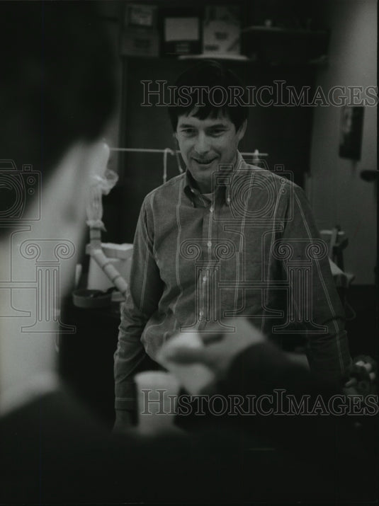 1994 Press Photo Science Teacher Jay Jhons Templeton at Templeton Middle School - Historic Images