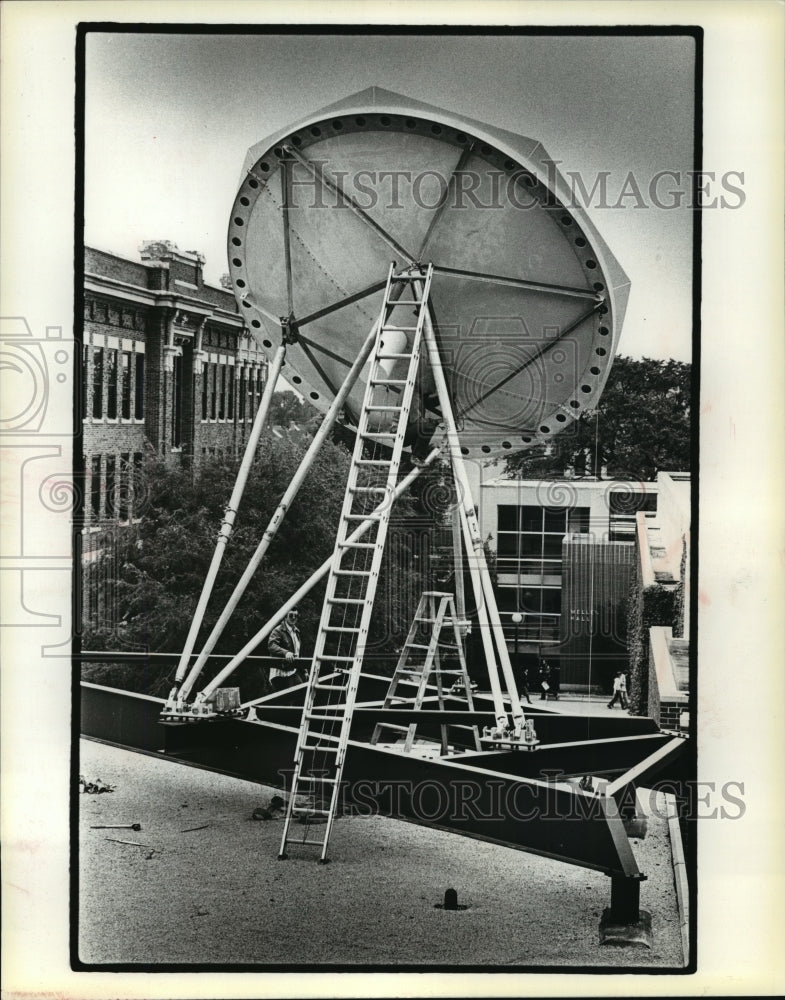 1979 Press Photo WUWM-FM satellite over University of Wisconsin-Milwaukee campus - Historic Images