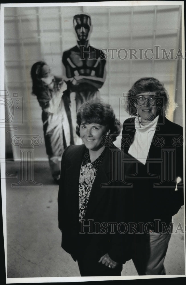 1992 Press Photo Janet Schneckloth & Debra Ellsworth od Waukesha Service Club - Historic Images