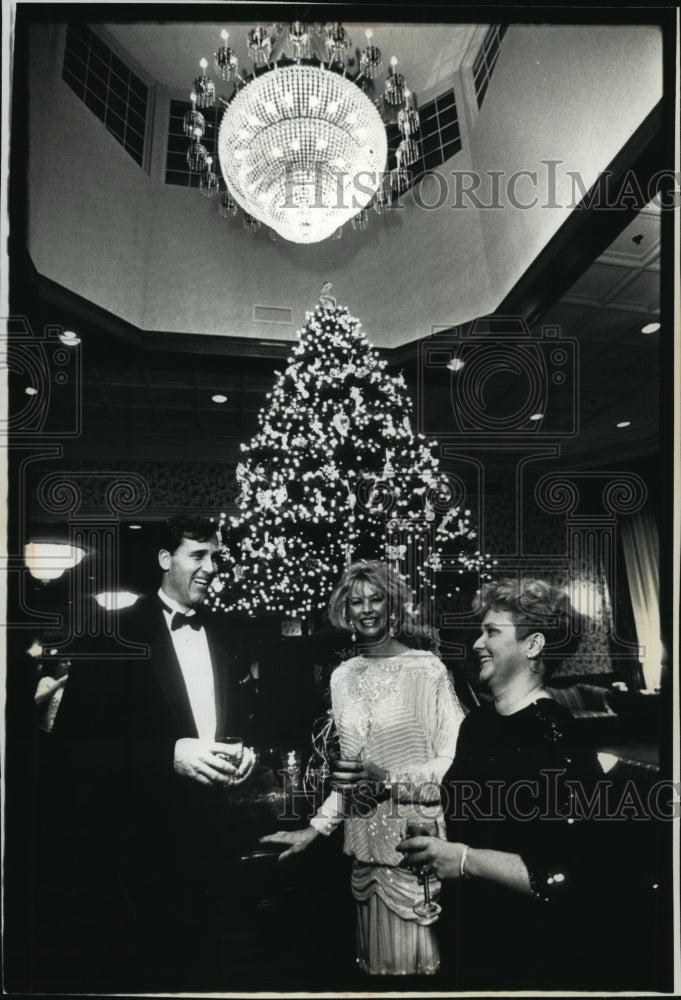 1991 Press Photo Waukesha Service Club's 57th Annual charity ball - mja20699 - Historic Images