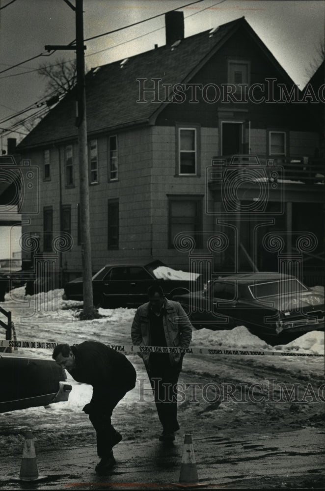 1991 Press Photo Milwaukee Police Chief Philip Arreola and unidentified official - Historic Images