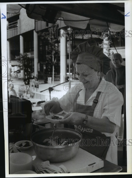1993 Press Photo Cher Rihab Aris of Au Bon Appetit dishes up samples of chicken - Historic Images