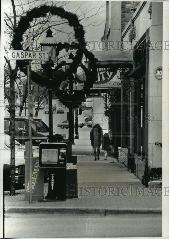 1992 Press Photo Downtown Waukesha is Dressed for Holiday Season and Shoppers - Historic Images