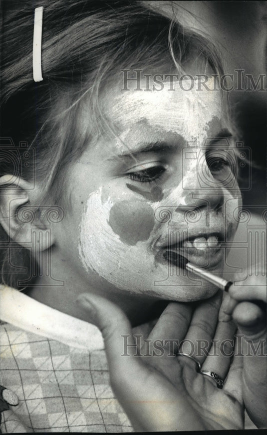 1991 Press Photo Dawn Lemke paints the face of Tiffany Links - mja20812 - Historic Images