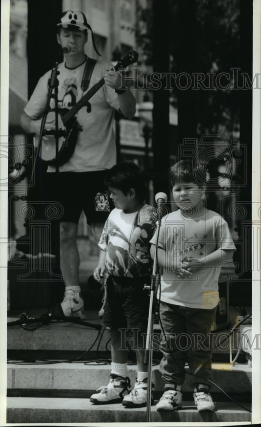 1993 Press Photo Fred Turk recruits two young members of the audience to sing - Historic Images