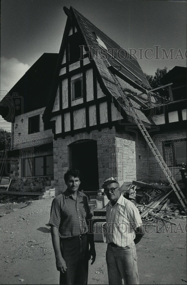 1983 Press Photo Hans Weissgerber Jr & his father, outside Waukesha restaurant - Historic Images