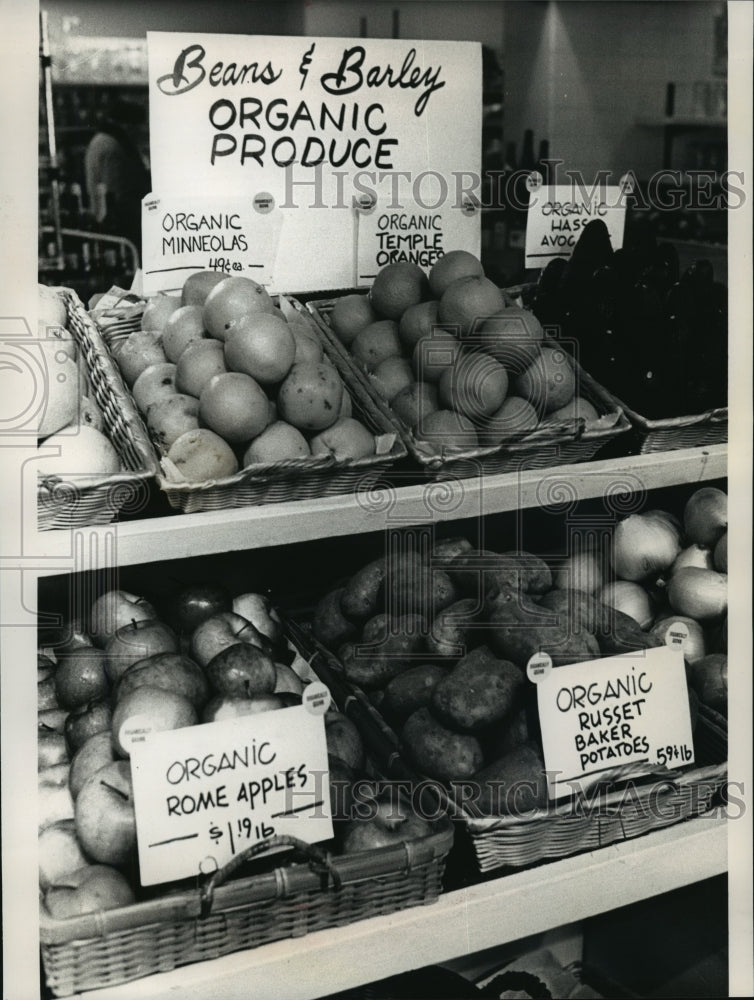 1989 Press Photo Baskets of organic produce are sold at Beans &amp; Barley - Historic Images