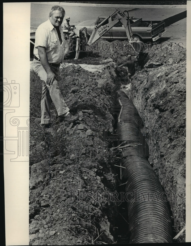 1983 Press Photo Farmer William Emslie inspects drainage project, Waukesha - Historic Images