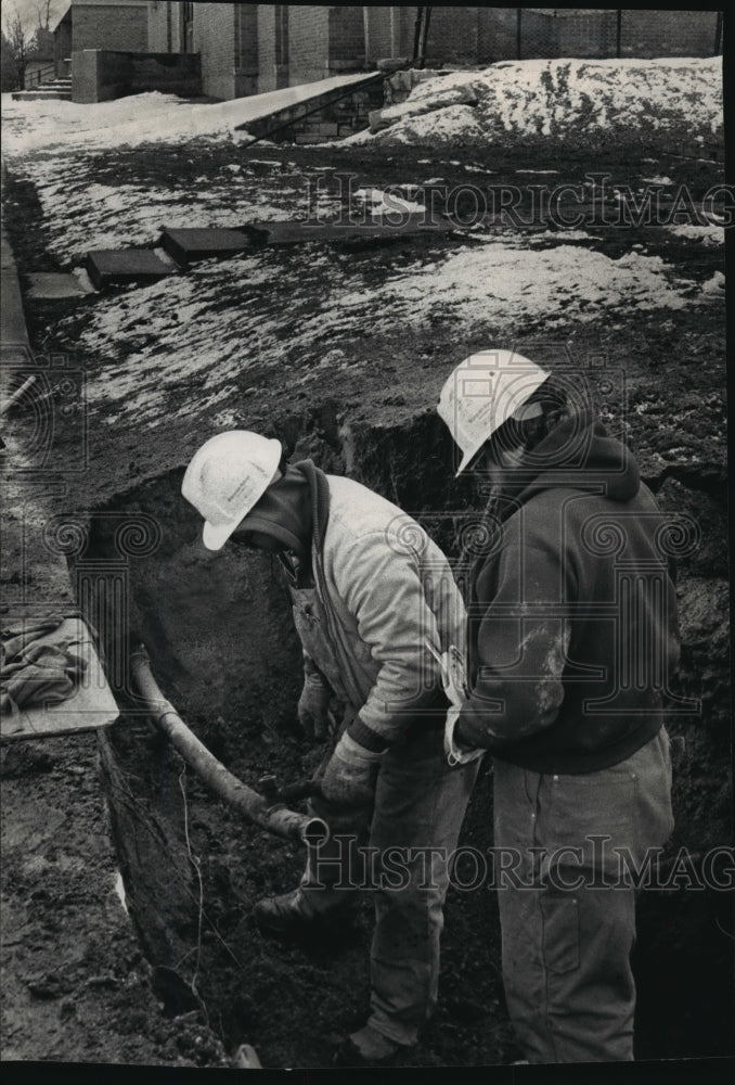 1992 Press Photo Wisconsin Natural gas Employees Repair the Severed Gas Line - Historic Images