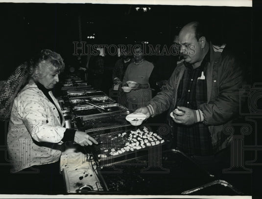 1990 Press Photo Judy Knoppe, Salvation Army Lodge worker- at Chili-cook off - Historic Images