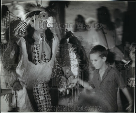 1993 Press Photo Ken Funmaker of Wisconsin Dells leads Joel Mikolajczak - Historic Images