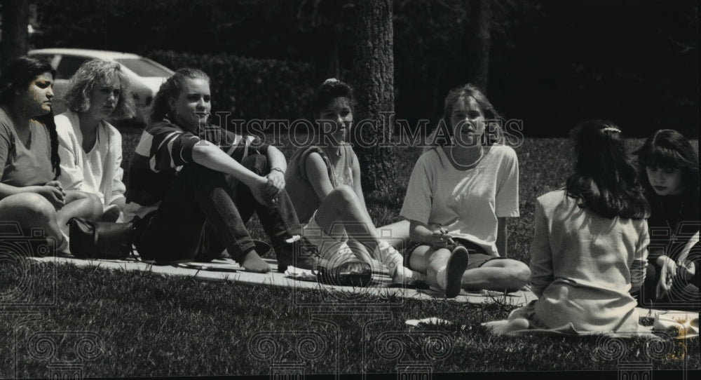 1993 Press Photo Waukesha South High School students in outdoor class - Historic Images