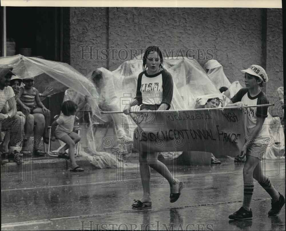 1984 Press Photo The first kids in the parade got soaked - Historic Images