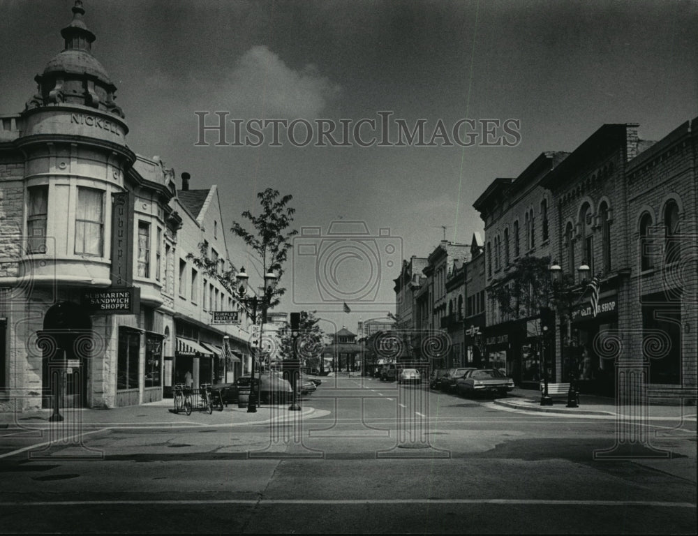 1984 Press Photo Looking east onto Main St from Clinton St, Waukesha County - Historic Images