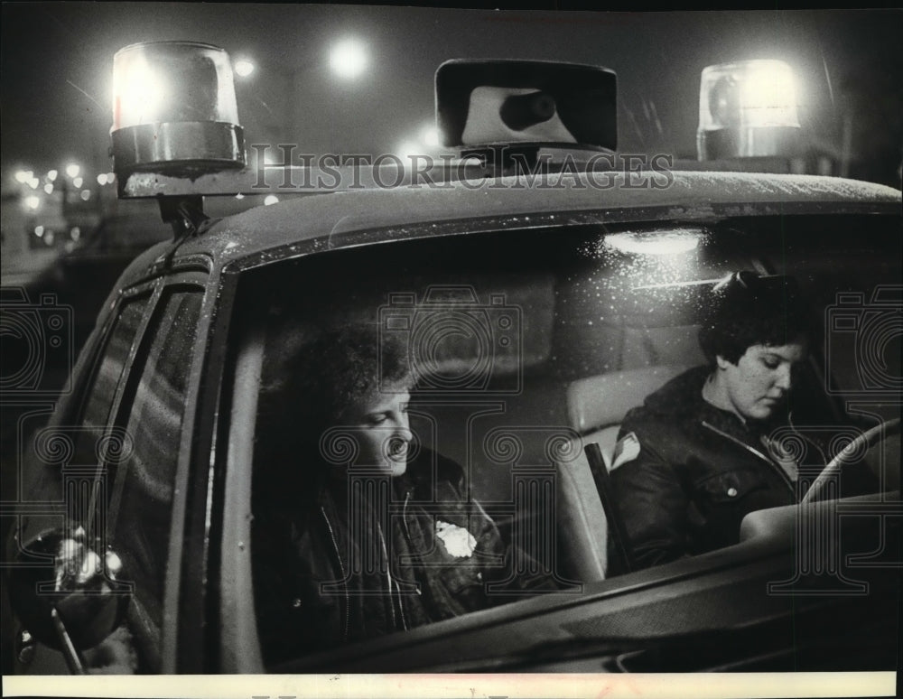1980 Press Photo Police officers Gail Jordan &amp; Mary Schleklein in squad car - Historic Images
