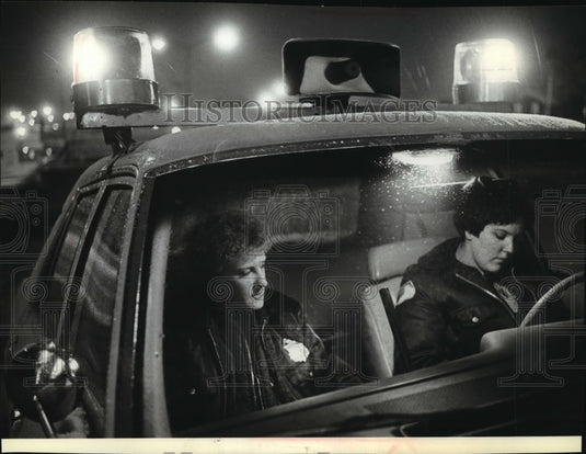 1980 Press Photo Police officers Gail Jordan & Mary Schleklein in squad car - Historic Images