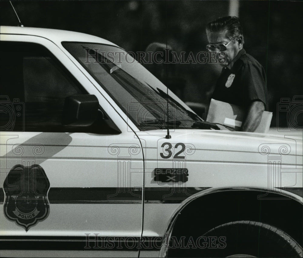 1993 Paul Llanas delivers council agendas to city&#39;s aldermen - Historic Images