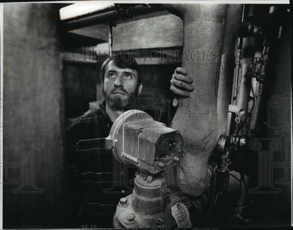 1993 Press Photo Robert Petrie examine boiler pipes covered with frayed asbestos - Historic Images