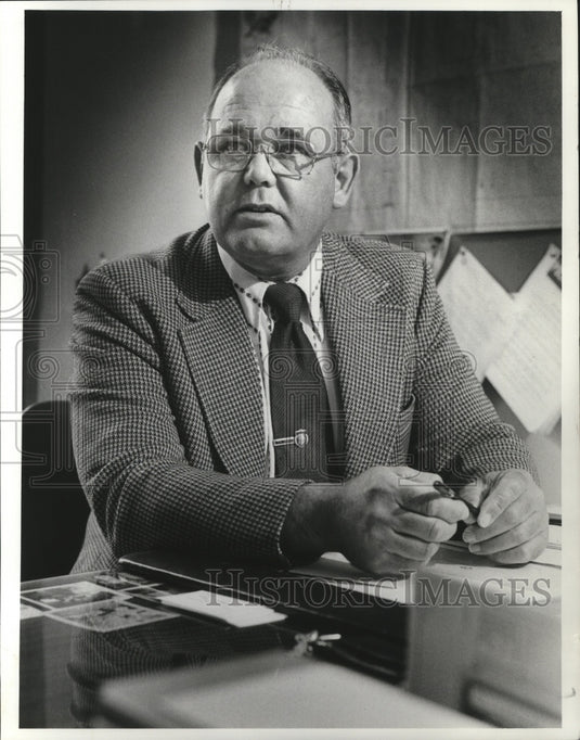 1975 Press Photo Capt. Roy Wellnitz, acting police chief, Wauwatosa - Historic Images