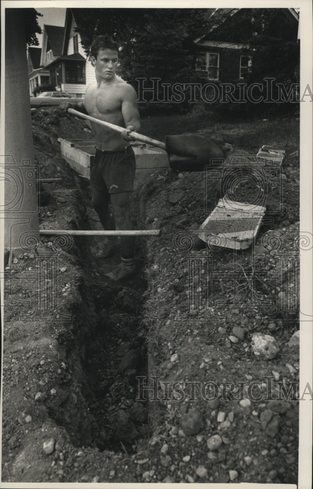 1988 Press Photo Dave Spears worked in a trench for an electric line, West Bend- Historic Images