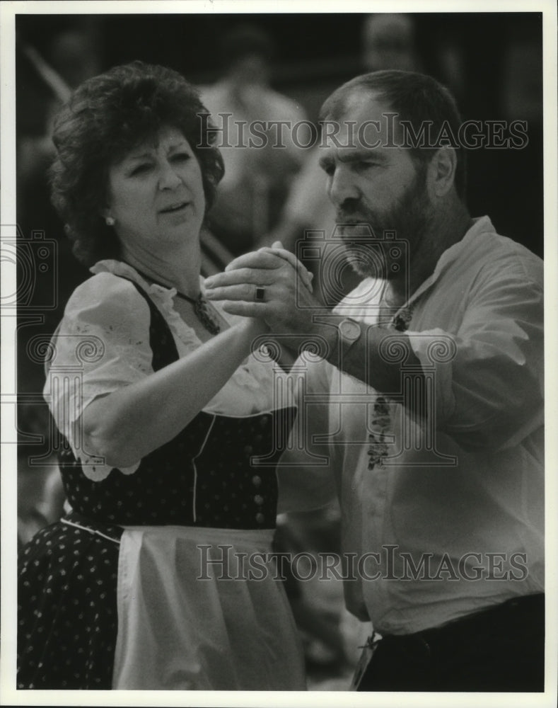 1993 Press Photo Peggy Mueller dances w/ Ric Waler at 8th annual Germanfest - Historic Images