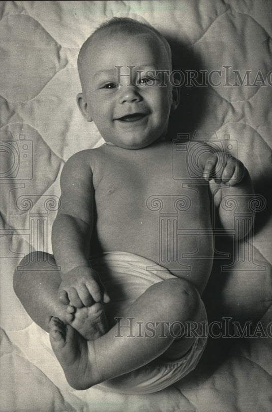 1986 Press Photo Erick David Weiss, is wailking, with the ald of a child walker - Historic Images