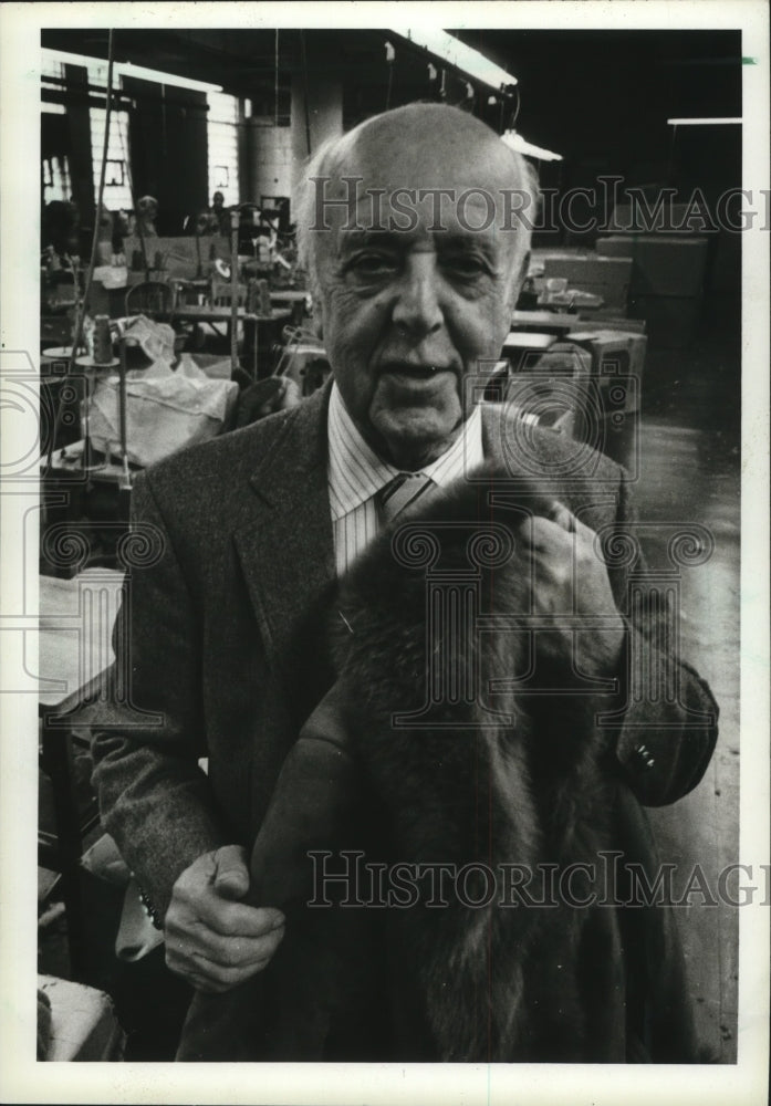 1982 Press Photo Howard Weinshel at his garment factory - Historic Images