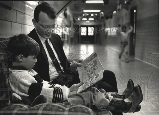 1992 Press Photo Don Braegger reads "Clifford" to student Erik Fatke - Historic Images