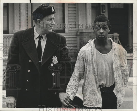 1968 Press Photo Police escorted shooting suspect James West at 2113 Buffum St.-Historic Images