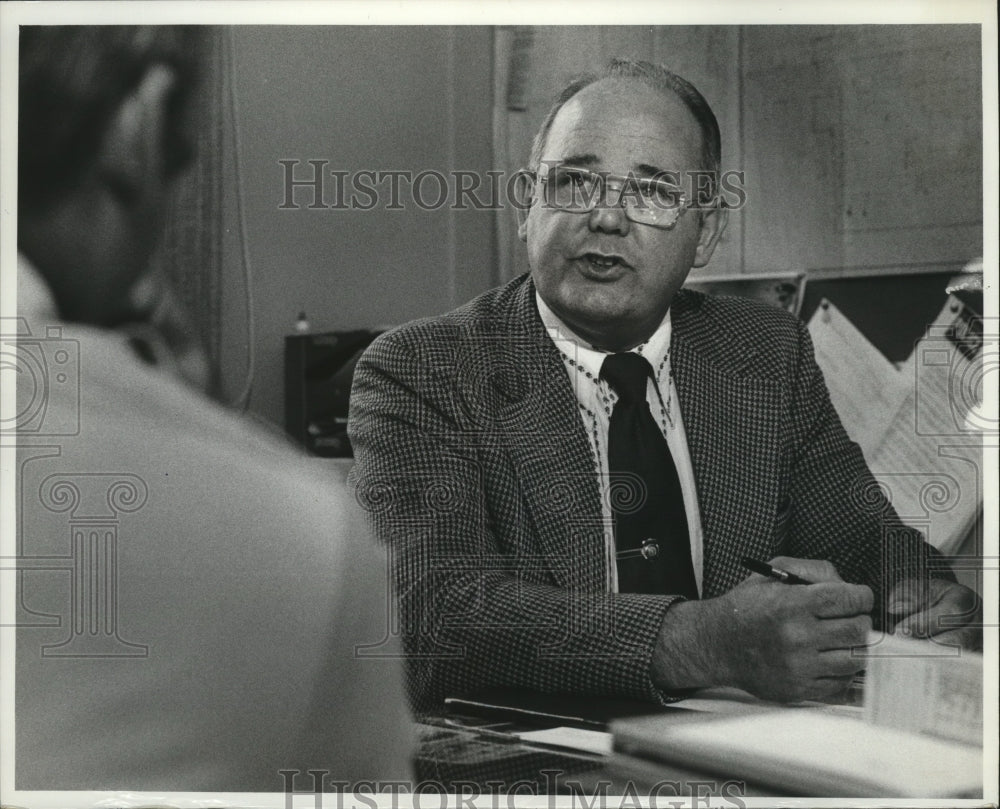 1975 Press Photo Capt. Roy Wellnitz, acting police chief, Wauwatosa - mja22103-Historic Images