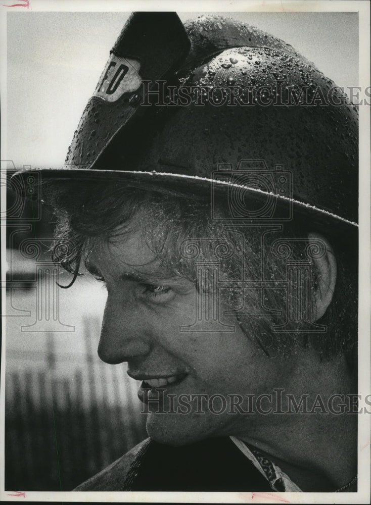 1978 Press Photo Jim Ponzi after a wet fire training session, West Milwaukee - Historic Images