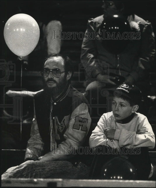 1991 Press Photo Mike Seiske watches the school's last homecoming game with son - Historic Images